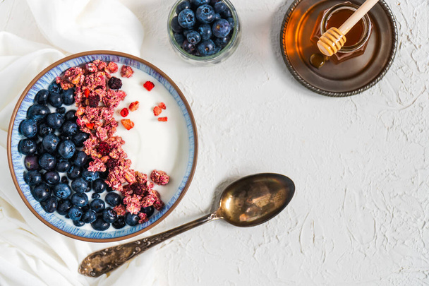 Bobule mix miska super jídlo se zdravým granola obilí müsli v jogurtu na snídani jídlo moučka s medem borůvka jahoda - Fotografie, Obrázek