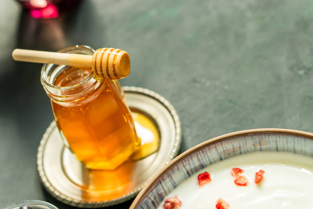 黄金の黄色のハニカム有機健康的な栄養と新鮮なバイオ天然ミツバチ甘い蜂蜜木製のスプーンディッパー - 写真・画像