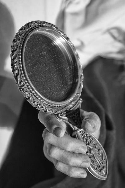 Frauenhand hält einen Spiegel in Schwarz-Weiß - Foto, Bild