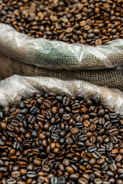 木製バスケットトルコ市場でロバスタとアラビカのローストコーヒー豆。コーヒー焙煎の異なる程度 - 写真・画像