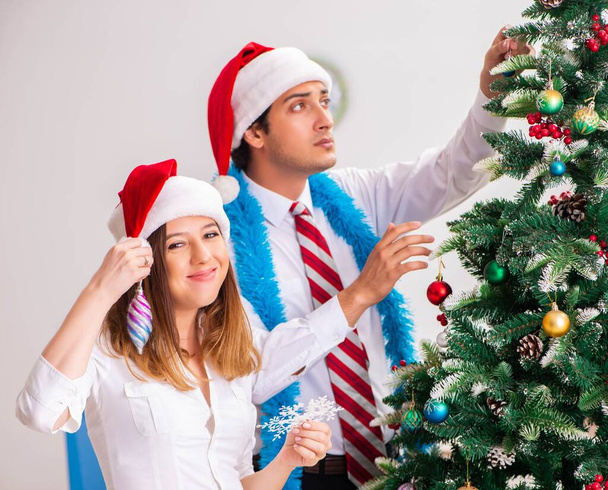 Munkatársak ünneplik a karácsonyt a hivatalban - Fotó, kép
