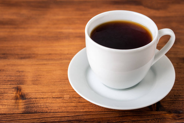 Čerstvá kavárna na ranní snídani osvěžení kofeinu bílý šálek pražené organické kávové zrno farma v vintage dřevo bruska klasický kovový kávový hrnec pro černé espresso a smetanové mléko cappuccino latte - Fotografie, Obrázek