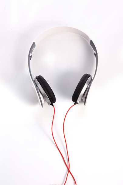 λευκά ακουστικά σε άσπρο φόντο - Φωτογραφία, εικόνα