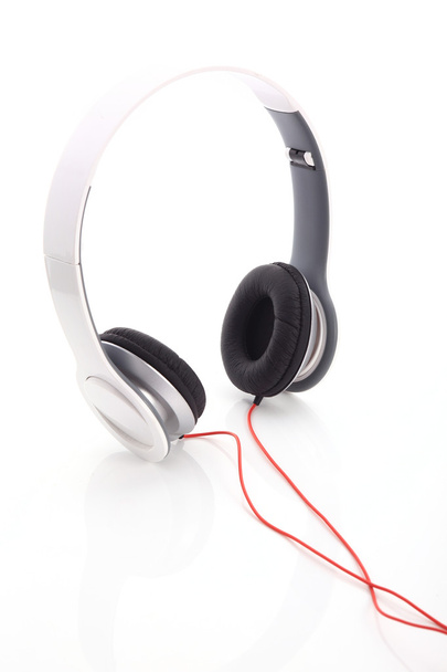 auriculares blancos sobre fondo blanco
 - Foto, imagen