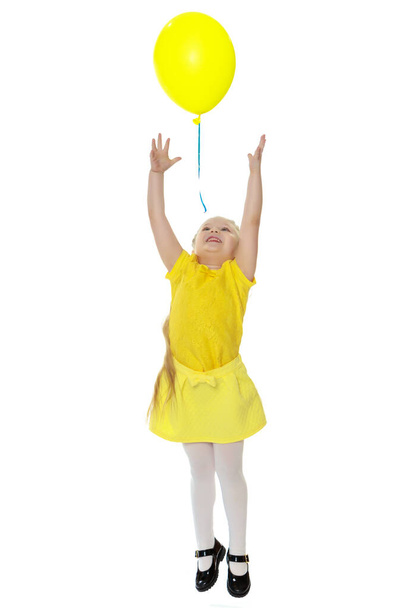 Little girl with balloons. - Foto, afbeelding