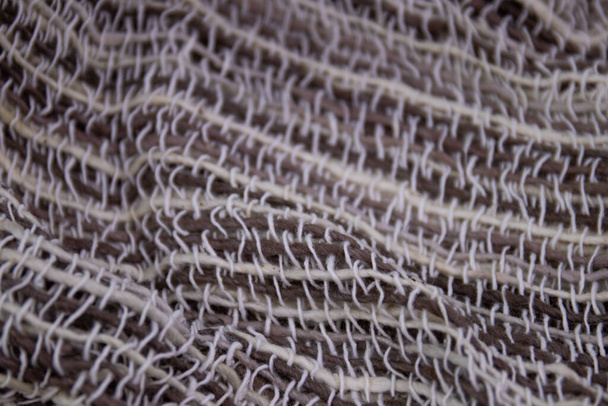 Ropa de artesanía natural sobre fondo blanco. Detalle de cerca de bufanda de algodón tejida a mano, textura de diseño y patrón por artesanos en las aldeas del norte de Tailandia - Foto, Imagen