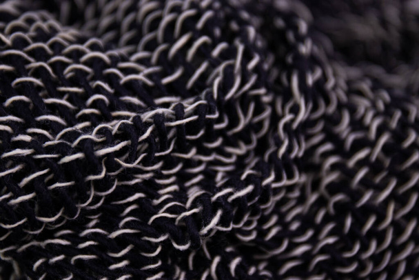 Ropa de artesanía en blanco y negro sobre fondo blanco. Detalle de cerca de bufanda de algodón tejida a mano, textura de diseño y patrón por artesanos en las aldeas del norte de Tailandia - Foto, Imagen