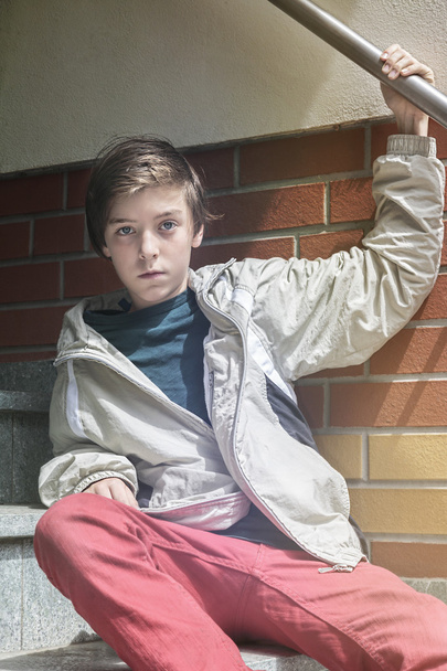 legal adolescente menino sentado em passos
 - Foto, Imagem