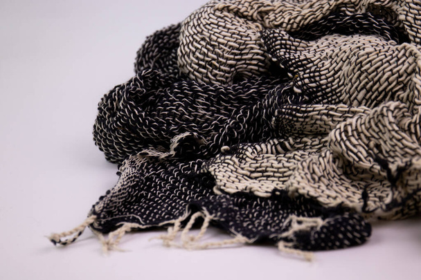 Ropa de artesanía en blanco y negro sobre fondo blanco. Detalle de cerca de bufanda de algodón tejida a mano, textura de diseño y patrón por artesanos en las aldeas del norte de Tailandia - Foto, Imagen