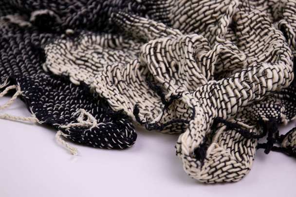 Černobílé řemeslné oblečení na bílém pozadí.Detail ručně tkané bavlněné šály, Design textury a vzor od Artisans v severních vesnicích Thajska - Fotografie, Obrázek