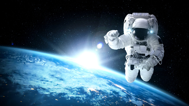 Astronot uzay yürüyüşü yaparken uzay uçuşları görevinde çalışıyor. - Fotoğraf, Görsel