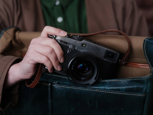 A person holding a classic camera - Foto, afbeelding