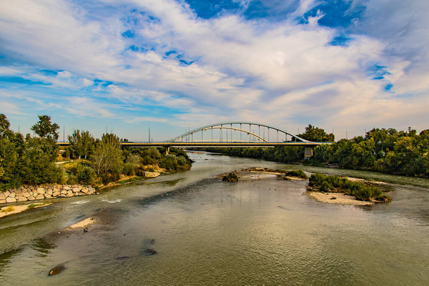 hermosa vista natural otoñal del río Ebro en Zaragoza - Foto, imagen