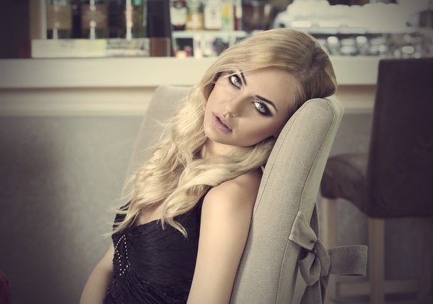 pretty woman sitting at table - Foto, Bild