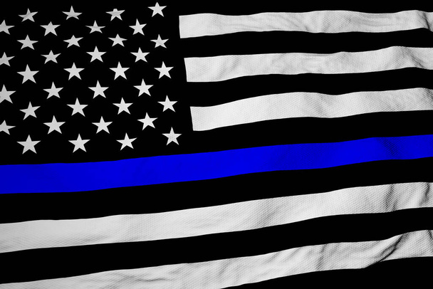 Gros plan plein cadre sur un drapeau américain noir et blanc ondulé avec une bande bleue dans le rendu 3D. - Photo, image