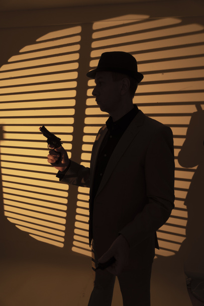 Spy thriller livre couverture conception avec homme tenant pistolet. - Photo, image