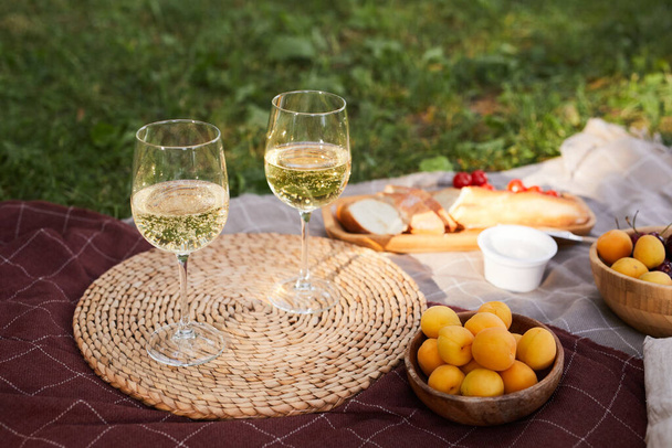 Açık havada romantik piknik - Fotoğraf, Görsel