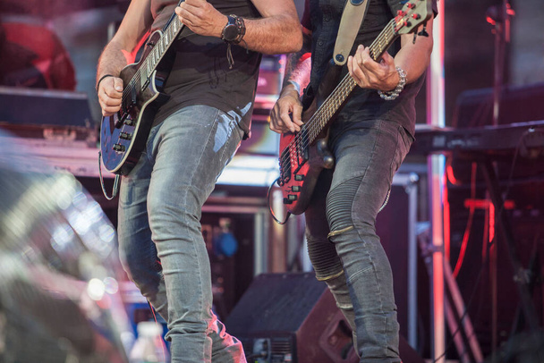 Músicos de Hard Rock actuando. Guitarrista y bajo - Foto, imagen