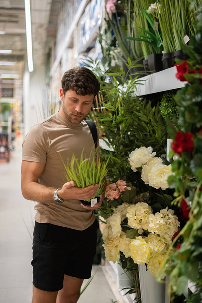 Mužský zákazník nakupující rostliny v obchodě - Fotografie, Obrázek