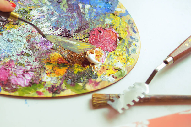 Boya, ahşap tahta, fırça ve boyayla resim yapmak için fırçalar ve paletler. Suluboya, akrilik, guaj sanatçısı işyeri - Fotoğraf, Görsel