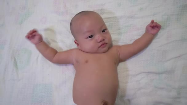 Blick von oben nach unten ultrabreite Babybewegung auf dem Bett - Filmmaterial, Video