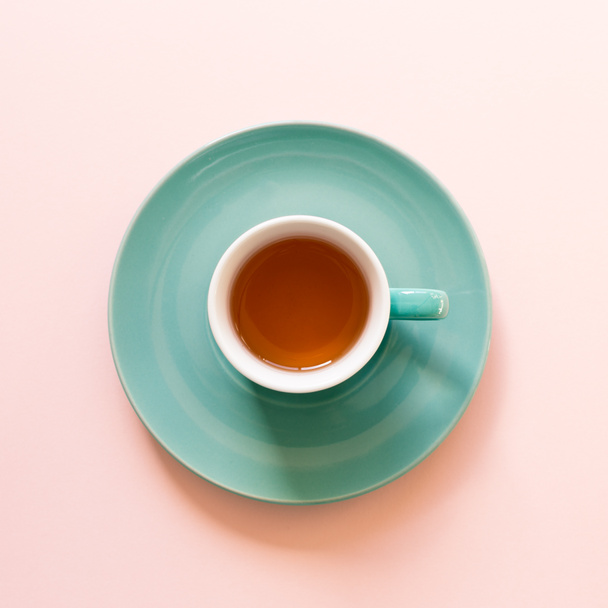 Menta színű tea csésze elszigetelt rózsaszín háttér. felülnézet - Fotó, kép