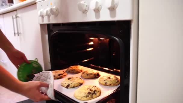 Κορίτσι παίρνει τα τελικά μπισκότα από το φούρνο - Πλάνα, βίντεο