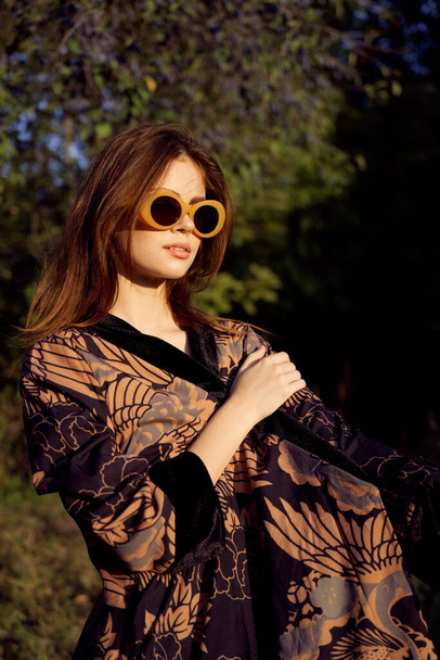 pretty woman wearing sunglasses outdoors fashion nature - Foto, Imagen