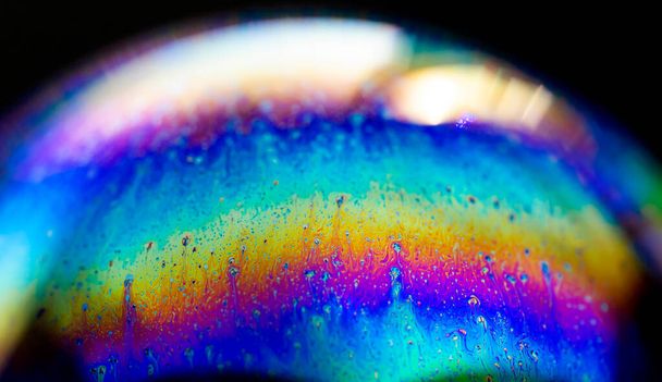 Absztrakt minta, sokszínű kaotikus textúra a szappanbuborék belsejében, közelkép - Fotó, kép