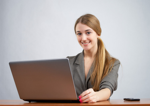 młodych kobiet wykonawczy działa na laptopie - Zdjęcie, obraz
