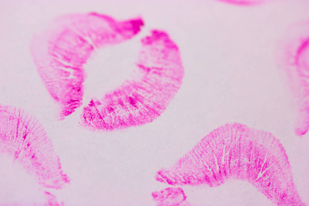 Kaunis muoto vaaleanpunainen naisten huuli tulostaa valkoinen paperi tausta ylhäältä näkymä. Suudelmat litteänä. Huulipunan jälki, jäljet. Naisellisuus, flirttailu, rakkauden käsite. Maailman suutelupäivä. Ystävänpäivä. Ihana tausta. - Valokuva, kuva