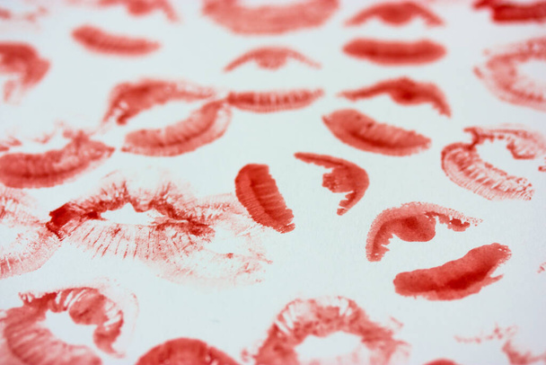Conjunto de sexy rosa rojo femenino labios impresiones en papel blanco vista superior de fondo. Besos sin rodeos. Huellas de lápiz labial, marcas. Feminidad, coqueteo, concepto de amor. Día Mundial del Beso. Día de San Valentín. Hermoso telón de fondo. - Foto, imagen