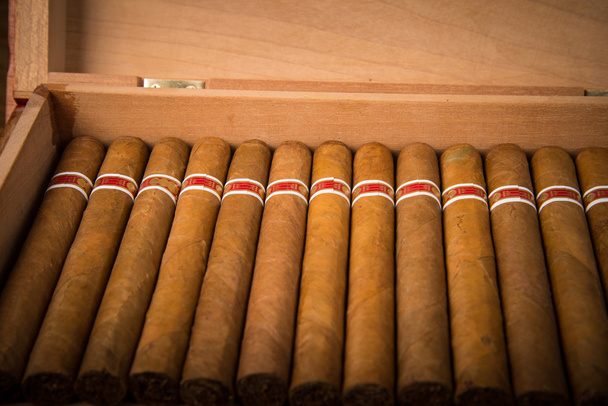 Kubanische Zigarren und Humidor auf rustikalem Holztisch - Foto, Bild