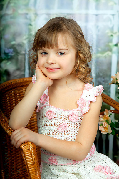 Portrait d'une belle fille dans la robe tricotée ajourée en wi
 - Photo, image