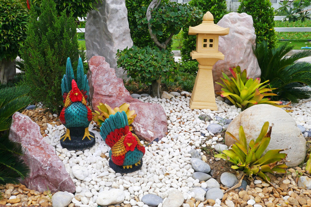 куриные статуи в саду
 - Фото, изображение