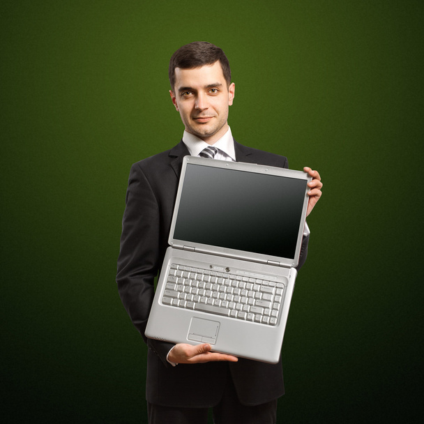 Liikemies avoin kannettava tietokone käsissään
 - Valokuva, kuva