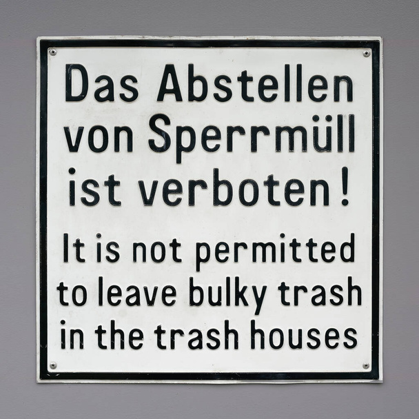   Firma con l'iscrizione Non è consentito lasciare rifiuti ingombranti nelle case della spazzatura (das Abstellen von Sperrmll ist verboten)                              - Foto, immagini