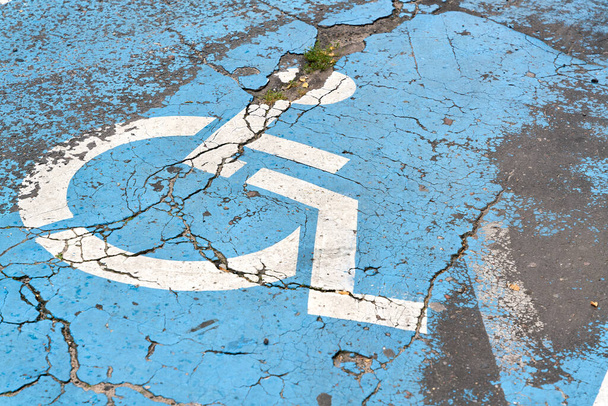     niebieski parking dla niepełnosprawnych przy ulicy Kołobrzeg w Polsce                             - Zdjęcie, obraz