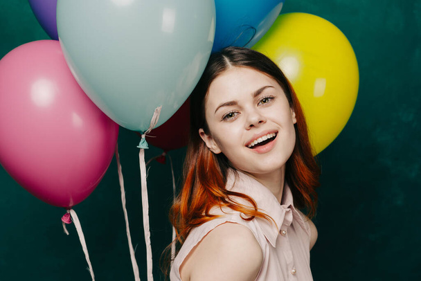 vrolijke vrouw met kleurrijke ballonnen verjaardag plezier - Foto, afbeelding