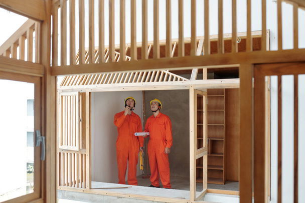Entrepreneurs discutant du cadre de la maison en bois - Photo, image