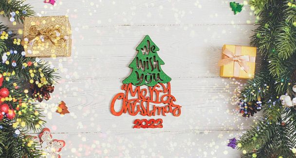 Χριστουγεννιάτικο δέντρο κλαδιά με χιόνι και χαρτί σημείωμα κάρτας. Επίπεδη. Φύση έννοια του νέου έτους. - Φωτογραφία, εικόνα