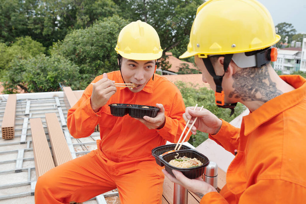 Stavbaři obědvají na staveništi - Fotografie, Obrázek