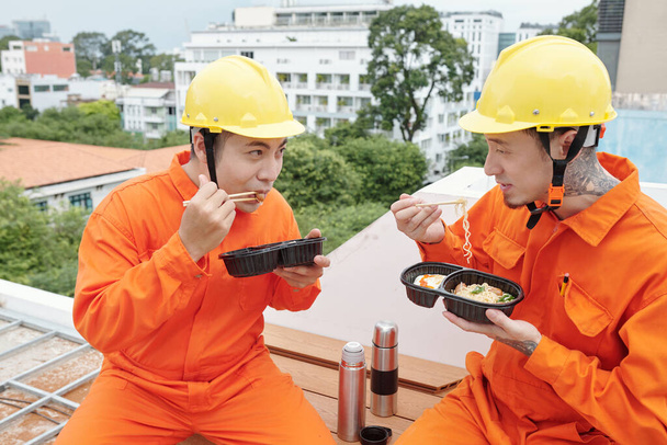 Строители едят рамен - Фото, изображение