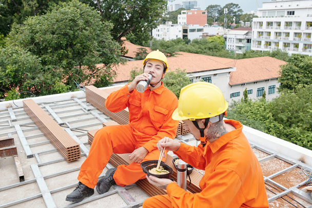 Empreiteiros de telhados almoçando - Foto, Imagem