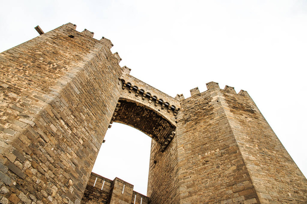 A low angle shot of Puerta de San Miguel in Morella, Spain - Foto, Imagen