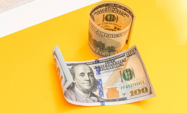 Billete de cien dólares rizado en amarillo - Foto, Imagen