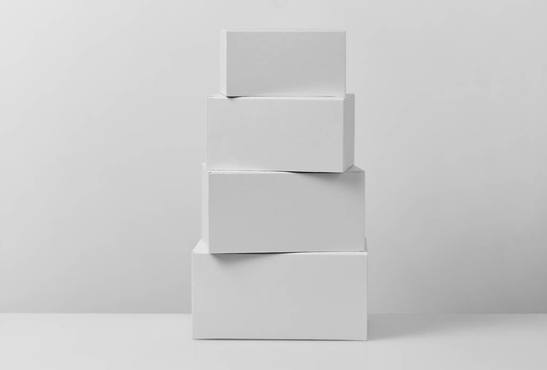 Caixas brancas em branco no fundo branco - Foto, Imagem