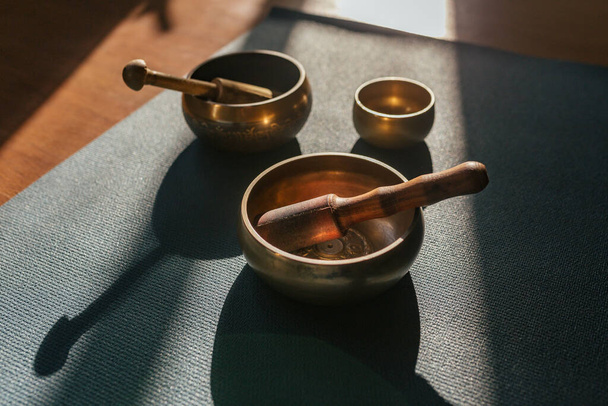 Auténticos cuencos tibetanos para la meditación y la relajación en la esterilla de yoga. Sonido masaje y healng. - Foto, Imagen