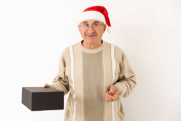 Um idoso sorridente e feliz com um presente de Natal. Isolado sobre fundo branco - Foto, Imagem