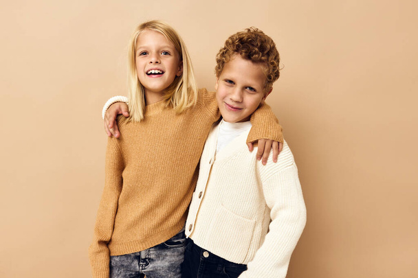 retrato de crianças bonitos sorrindo e posando em roupas casuais isolado fundo - Foto, Imagem